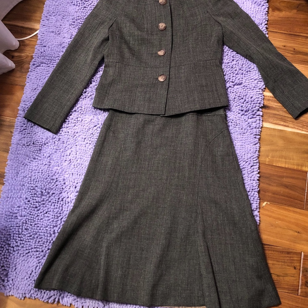 Skirt and jacket suit